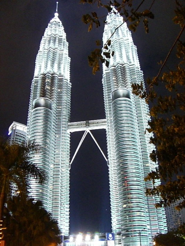 twin towers by night  kuala lumpur