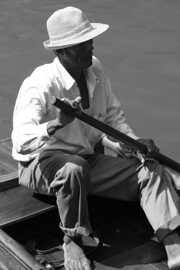 Man op drijvende markt