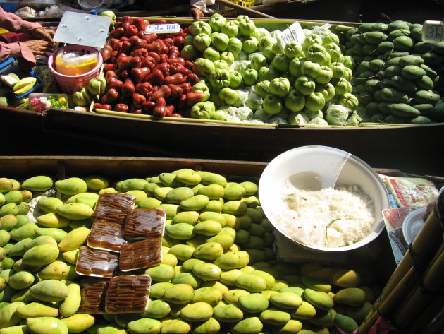 vers fruit op de floating market