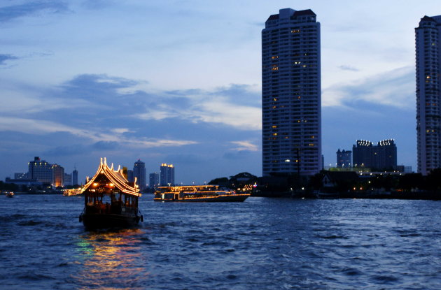 Chao Praya by night