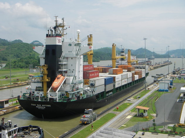 Schip door de sluizen bij het Panamakanaal