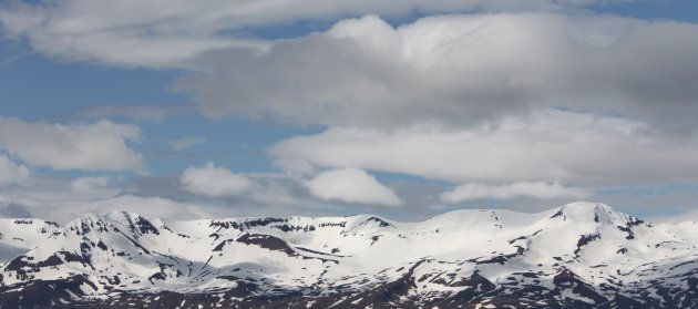 Besneeuwde bergtoppen