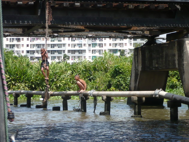 Spelen in Chao Praya rivier