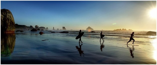 Surfers op Bandon Beach