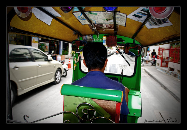 Scheuren door Bangkok