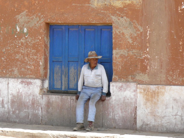 Boliviaan in een Delta Airlines outfit