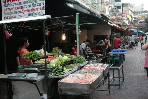 Marktkraampje op de lokale markt in Bangkok