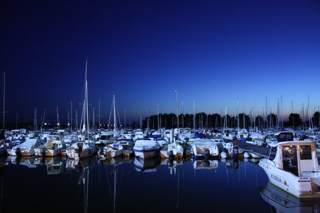 De haven van Hourtin-Port na zonsondergang
