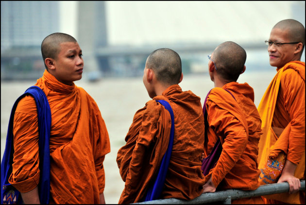 Wachtende monnikken in Bangkok