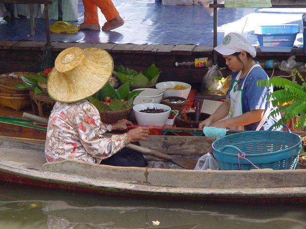 Handel op de Floating Market van Bangkok