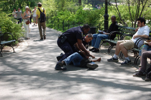 werk: agenten arresteren man bij John lennon monument in Central Park New York