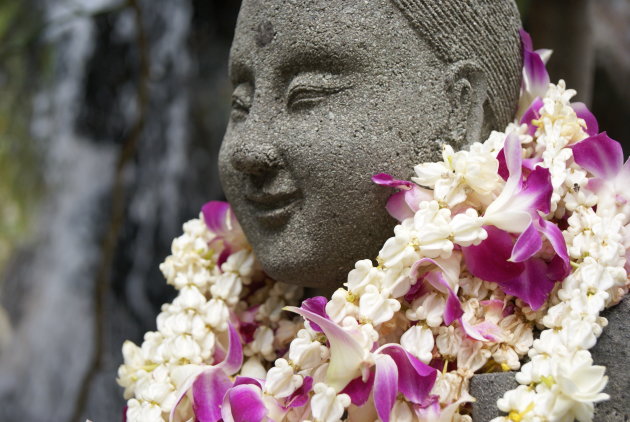 Beeld met Bloemenkrans bij Wat Pho, Bangkok