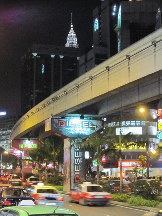 Petronas Towers verscholen in het straatbeeld van Kuala Lumpur