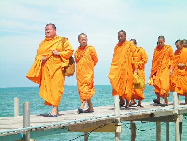 monniken op de pier van Buddha beach Samui