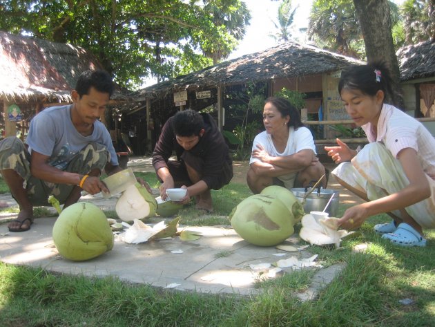 Thaise familie die Kokosnoten aan t hakken zijn