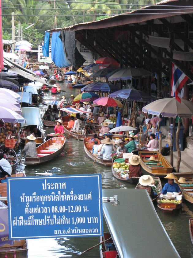 de Floating Market in Bangkok, hier kun je vanaf een klein bootje allerlei marktproducten kopen