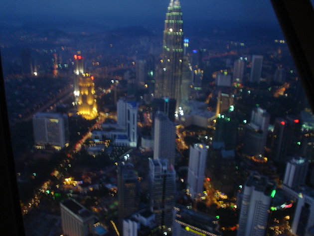 UItzicht vanuit draaiend restaurant Menara toren!