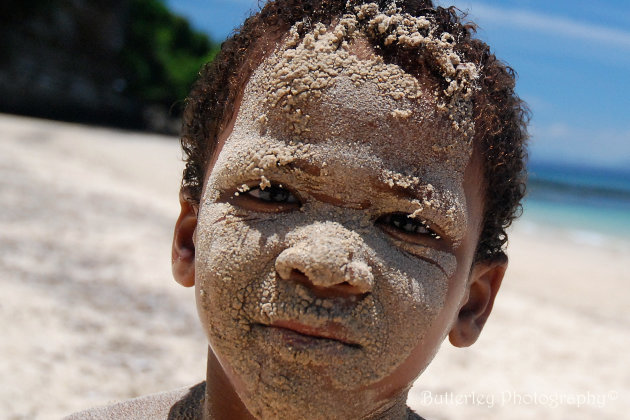 Malagassi jongen met zand op zijn gezicht