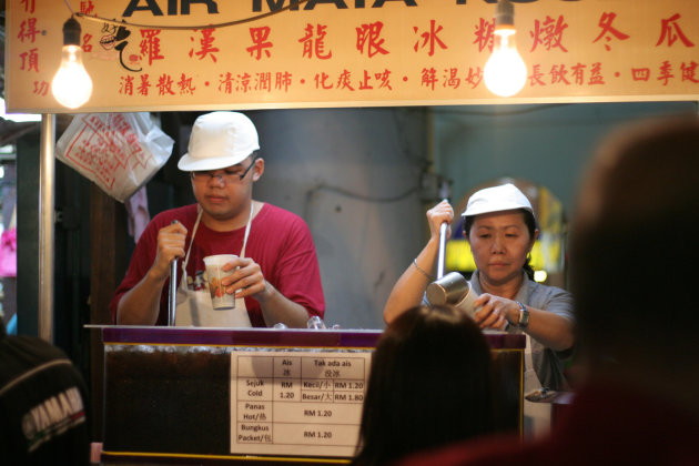 Verkopers op de avondmarkt in Kuala Lumpur