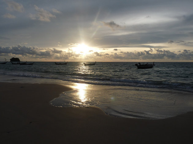 Longtailbootjes bij zonsondergang in Phuket