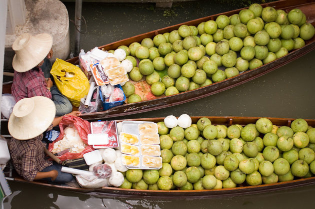 Fruit te koop in de Floating Market