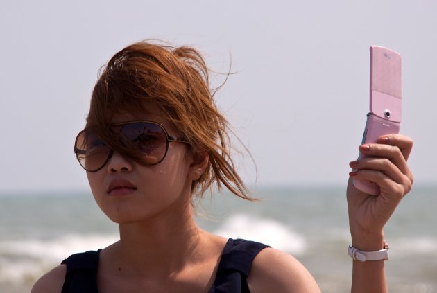 Thais meisje aan het strand van Hua Hin