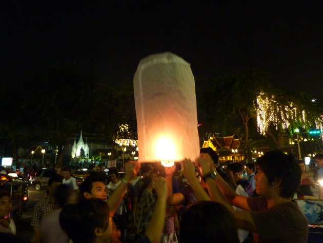 De lancering van een Khom Fai tijdens het Loi Krathong-festival