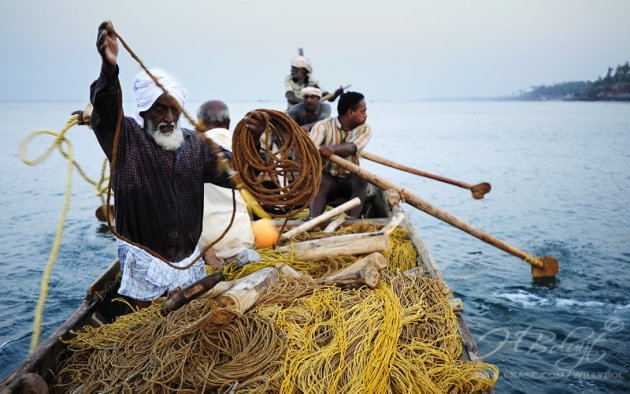 Opzee met vissers in Varkala