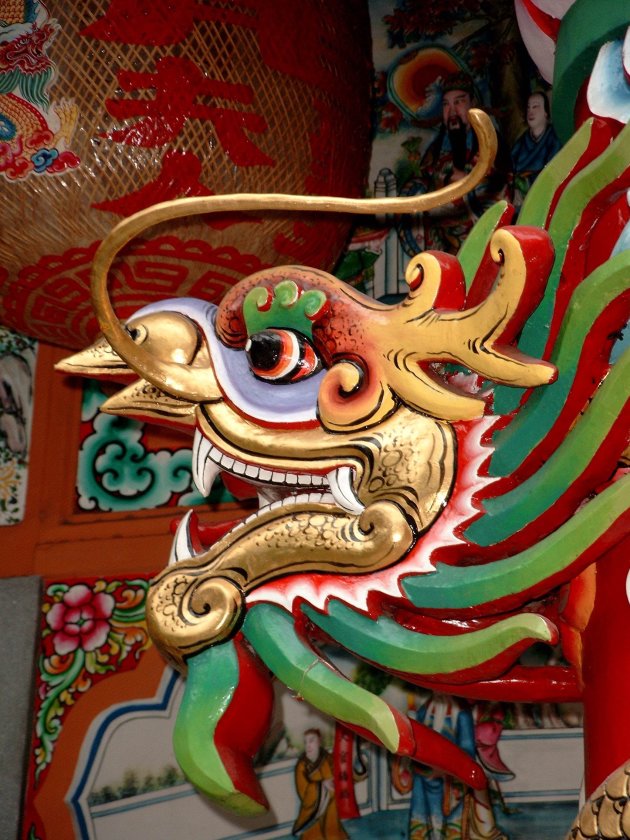 Chinese draak op tempel in Chinatown, Bangkok