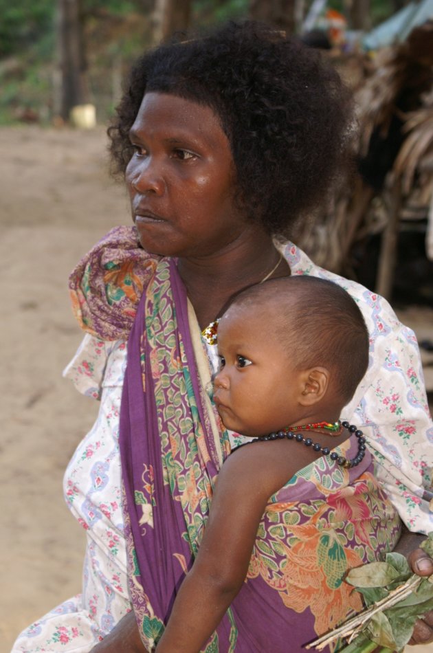 Orang Asli vrouw met kind