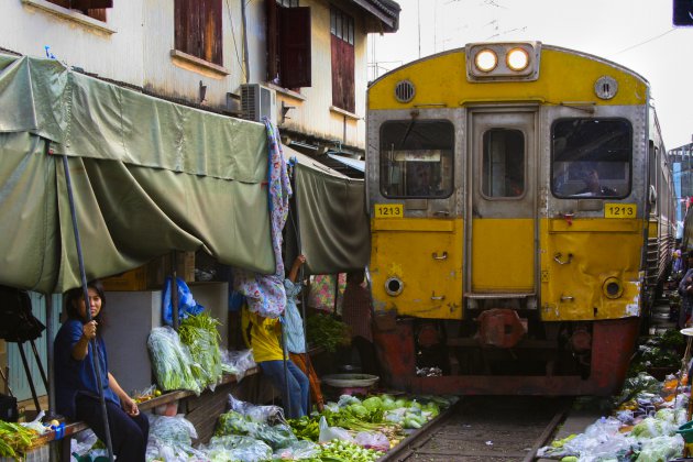 Trein dwars door markt