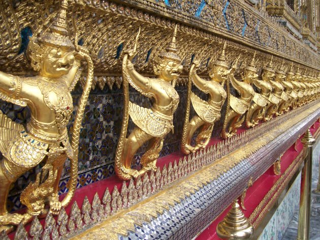 Gouden bewakers bij het Royal grand palace