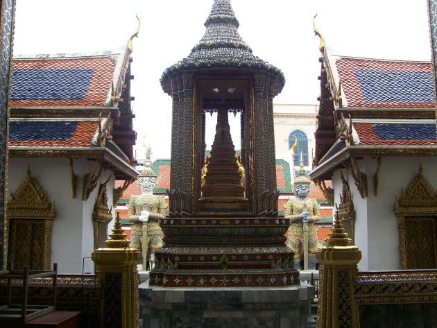 Doorkijk op de poort bij het Royal grand palace