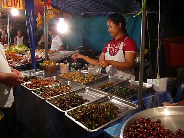 Thais snoepgoed op de kermis in Chaweng: insectenkraam