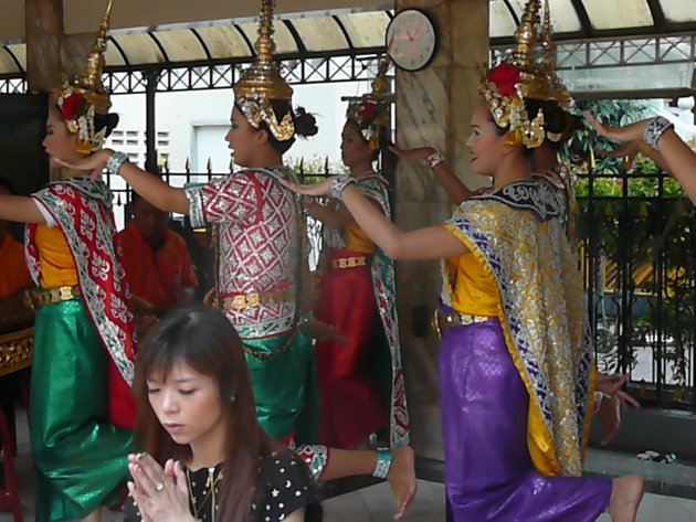 Devotie en dans bij Erawan Shrine