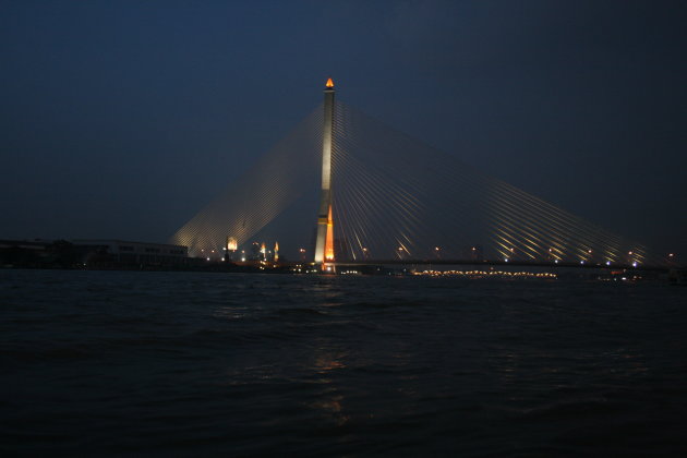 Verlichte Brug over de Chao Phraya