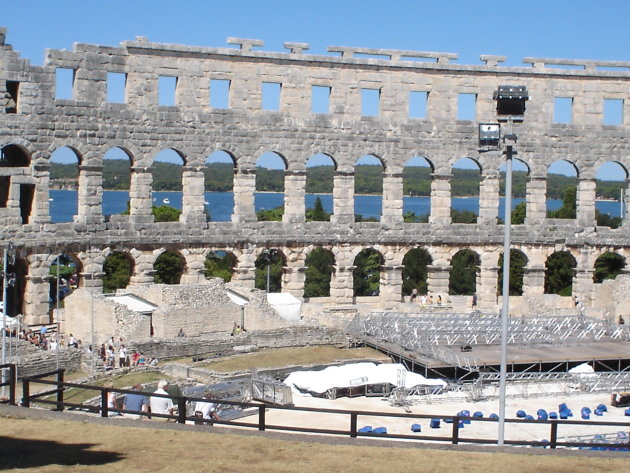 Het bekende Amfitheater in Pula met doorkijk (je)