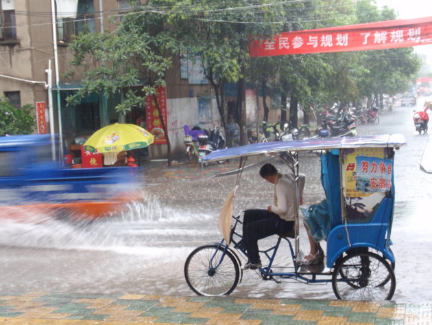 Fietstaxi in de regen