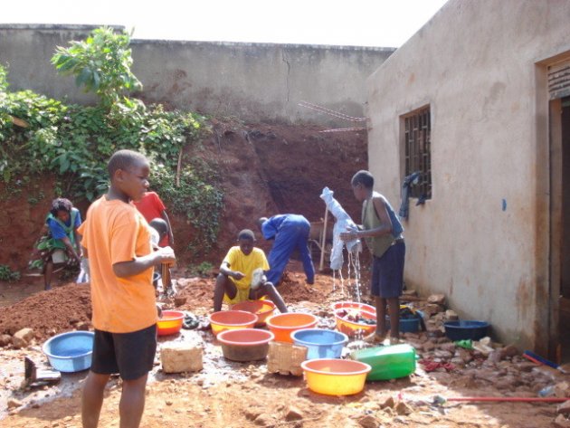 Straatkinderen wassen hun kleren