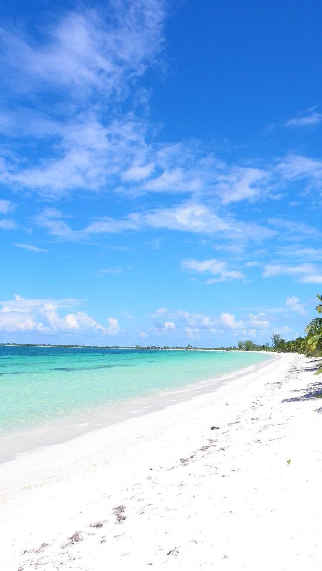 Het witte strand bij Cayo las brujas