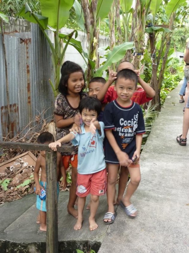 Spelende kinderen Chinatown van Bangkok