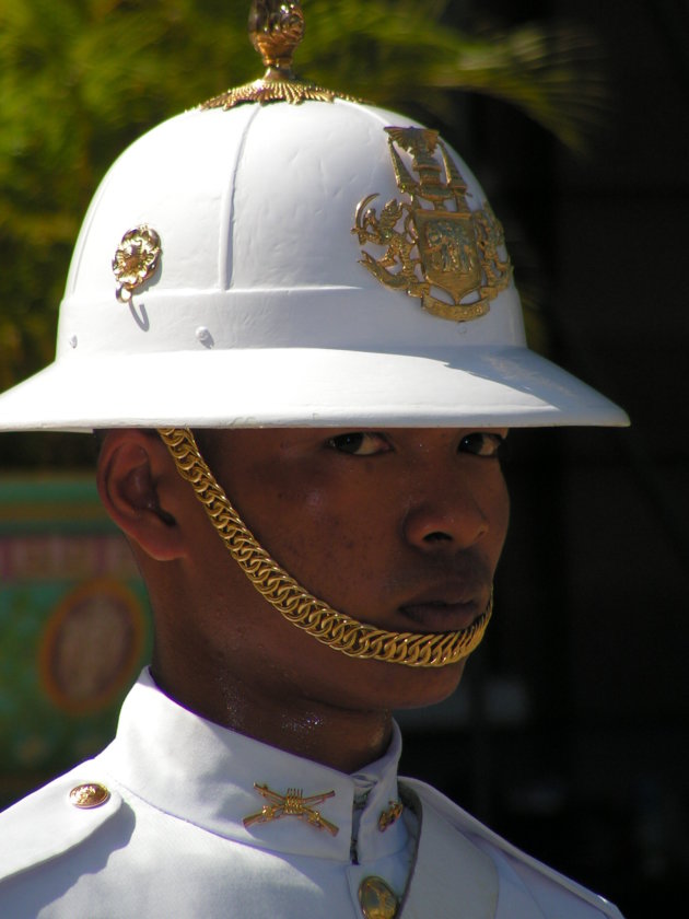 Een zeer oplettende lijfwacht bij de Grand Palace in Bangkok