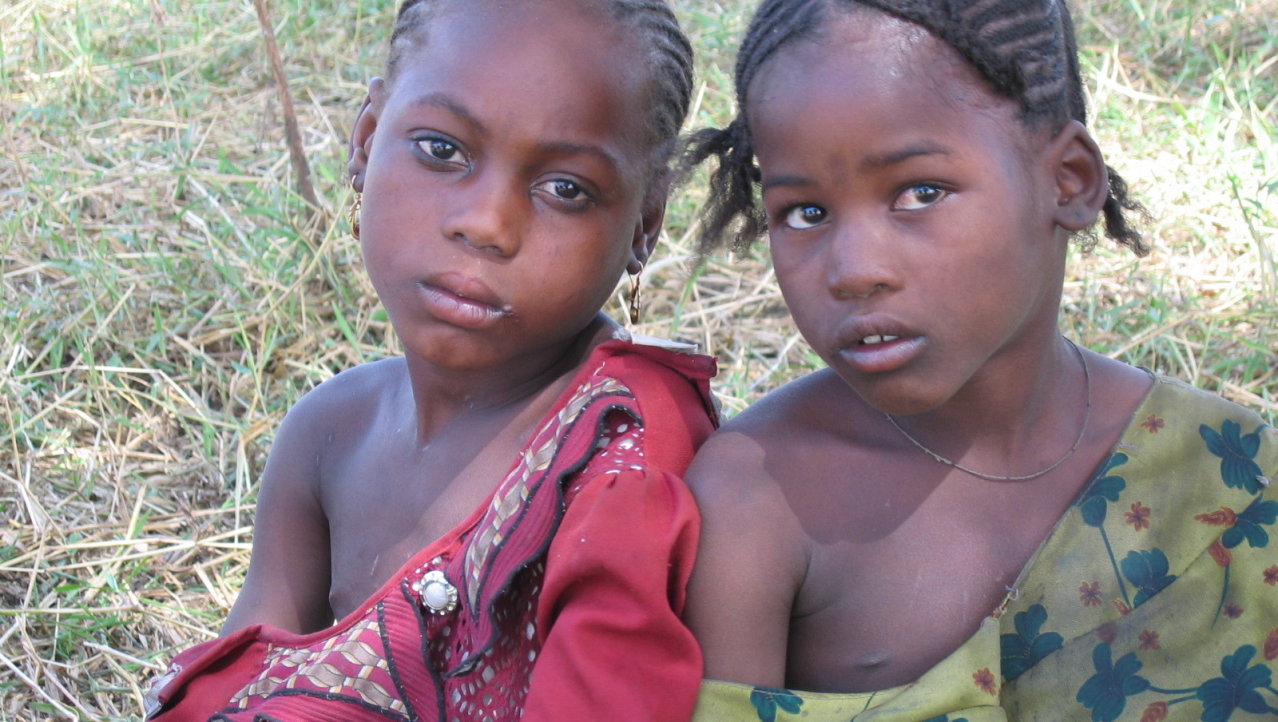 Verlegen meiden aan het Tsjaad meer