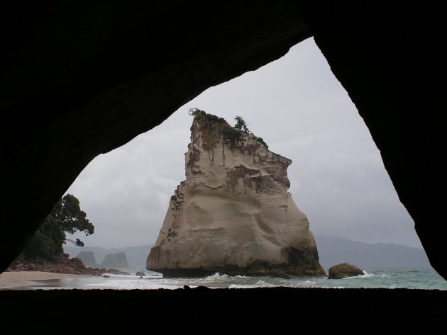 Doorkijkje vanuit Cathedral Cove op de Coromandel Peninsula