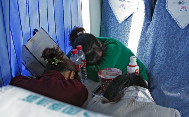 Drie slapende meisjes in de trein in het zuiden van China