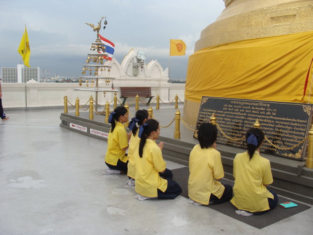 Biddende studenten op Golden Mountain