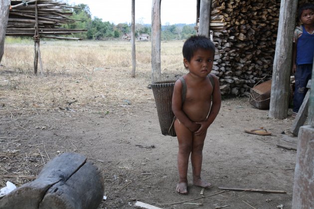 Meisje in dorpje in Noord-Oost Cambodja