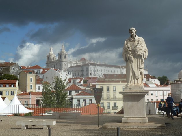 Uitzicht op het Sao Vicente de Fora in de wijk Alfama. !