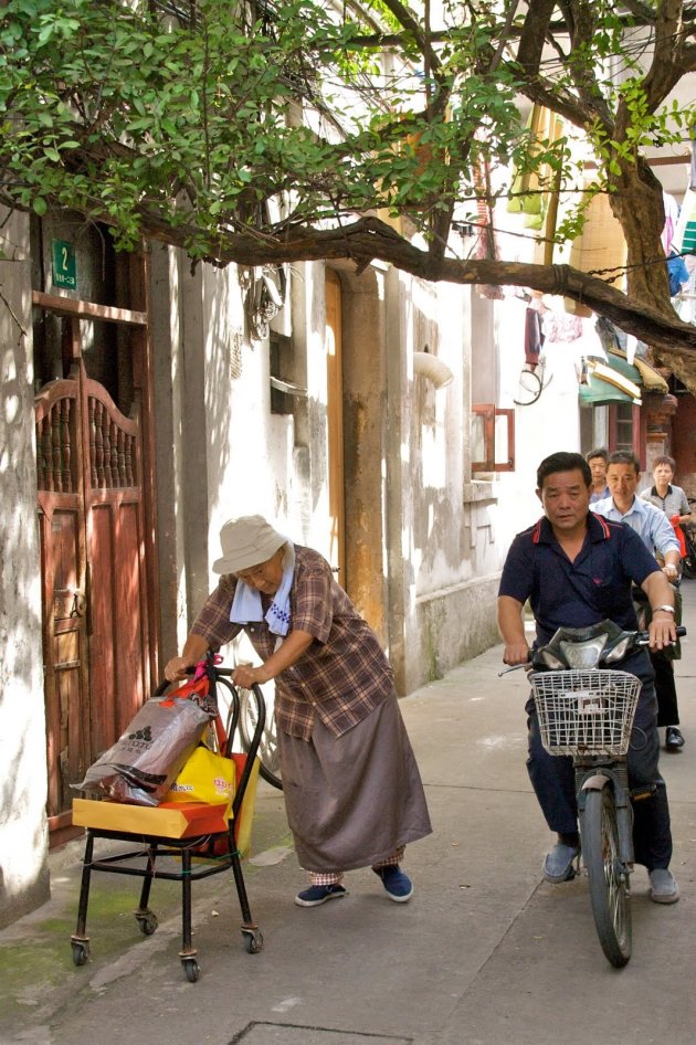 Met een rollator door de oude stad