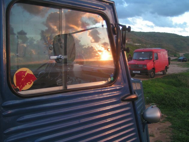 Surfbussen aan de ruige Atlantische kust van Portugal